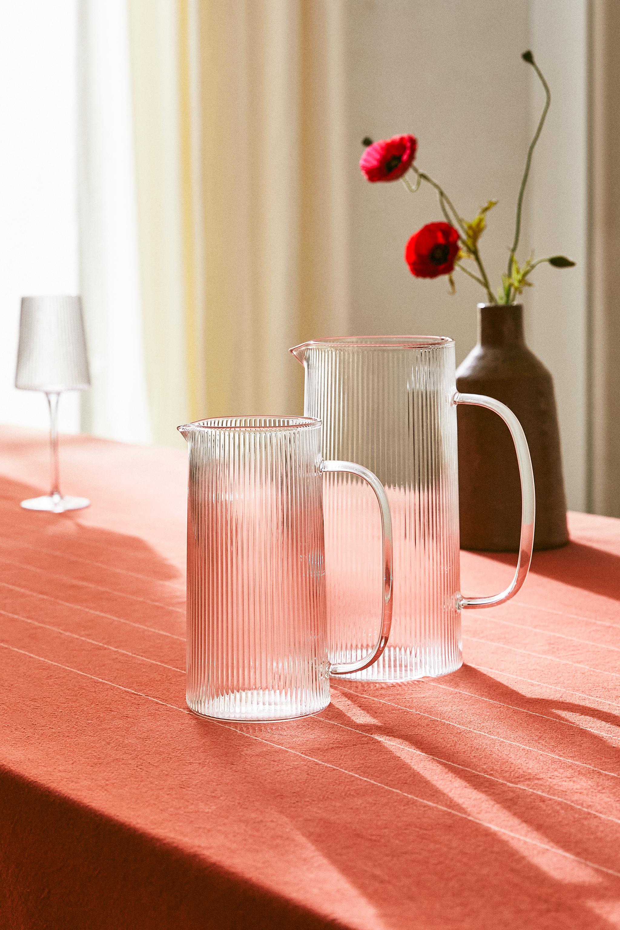 BOROSILICATE GLASS PITCHER WITH LINE DESIGN